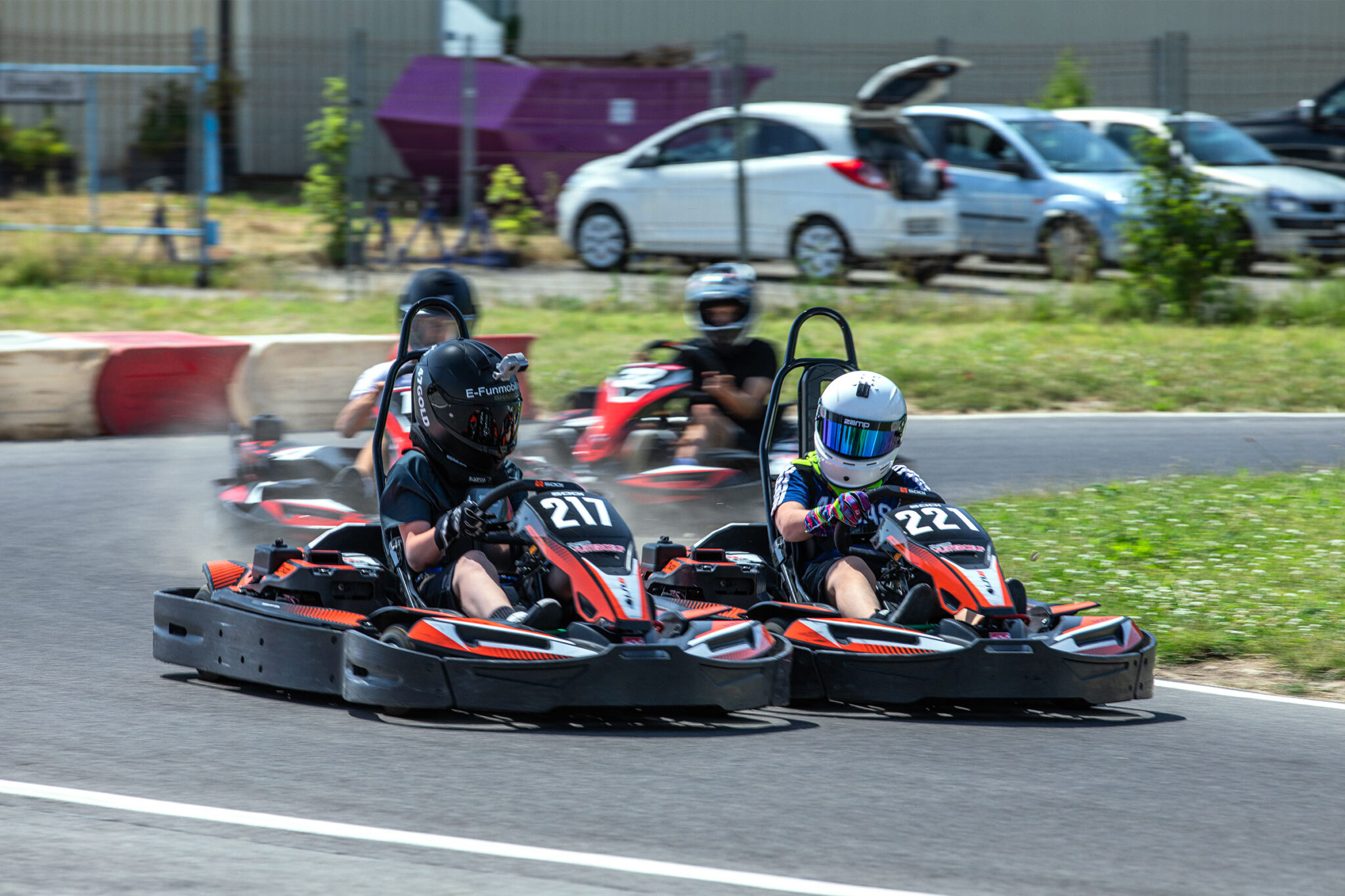 Groupe de kart en plein virage sur le circuit outdoor de Vuiteboeuf