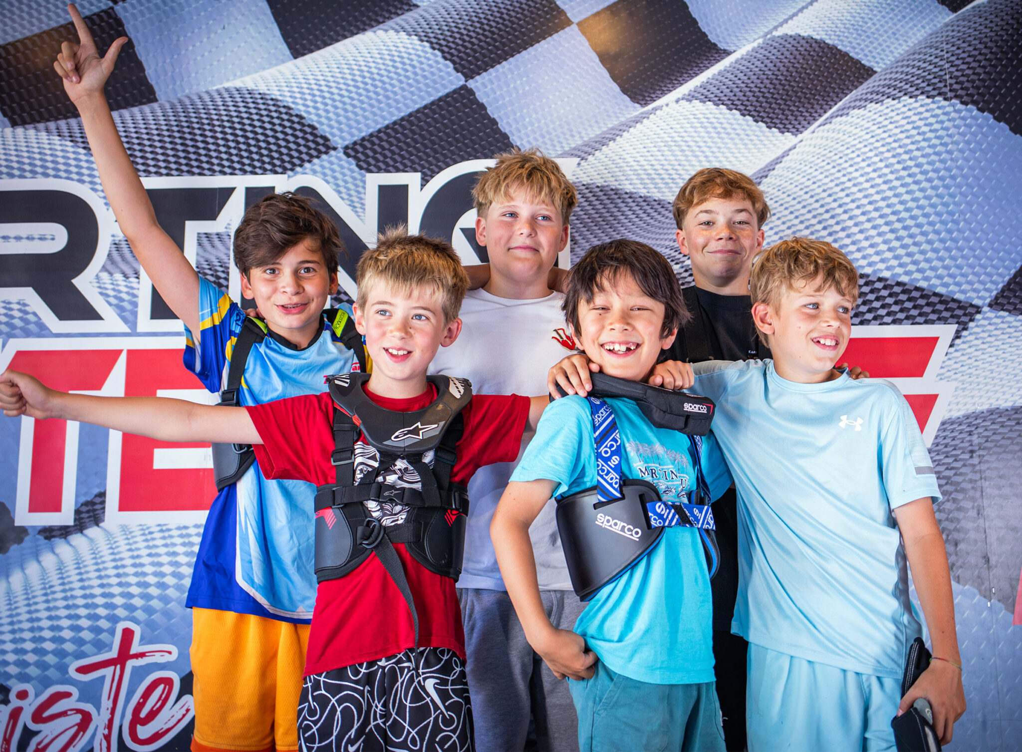 Groupe d'enfants sur le podium du Karting de Vuiteboeuf
