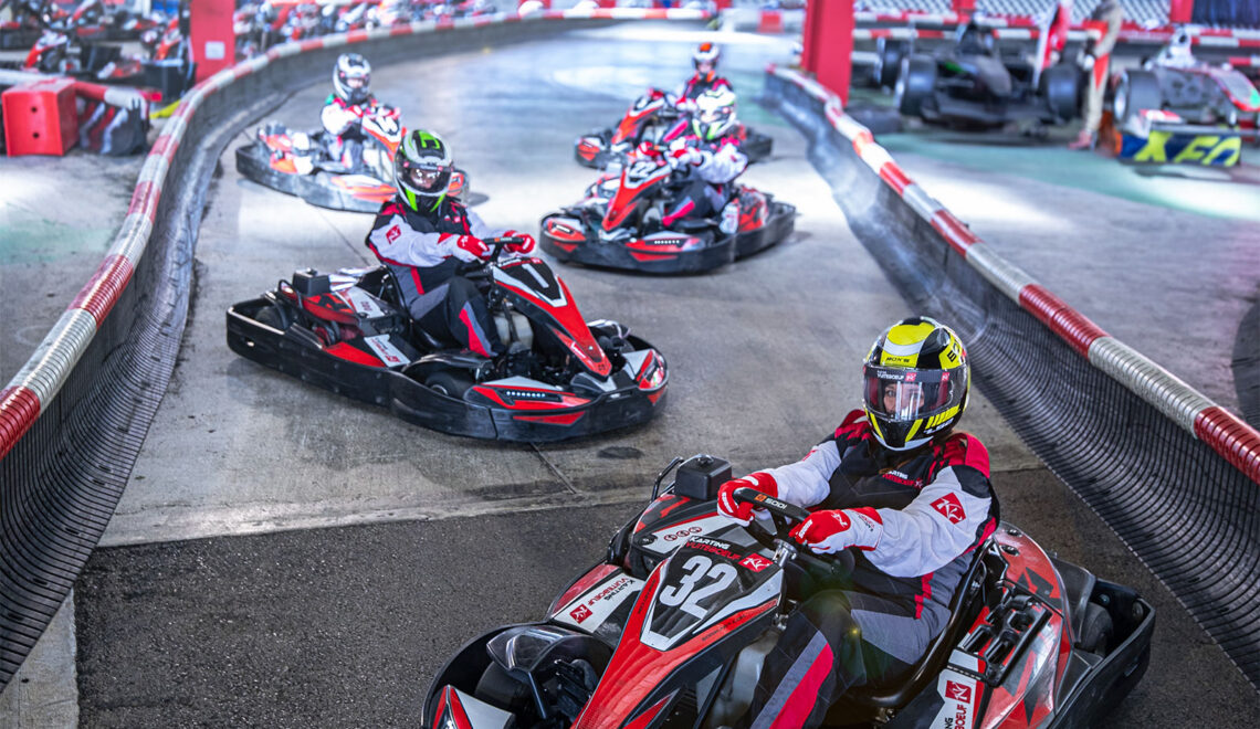 Groupe prêt à partir sur la ligne de départ au Karting de Vuiteboeuf
