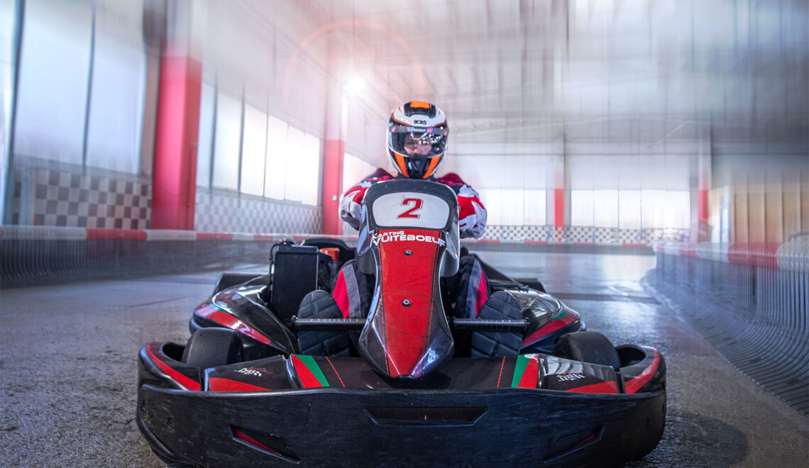 Karting avec pilote vue de face sur circuit de karting de Vuiteboeuf