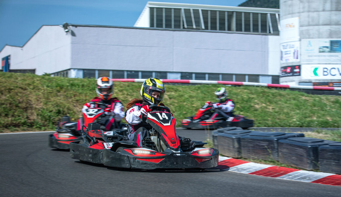 Pilote femme sur le circuit du Karting de Vuiteboeuf, Vaud