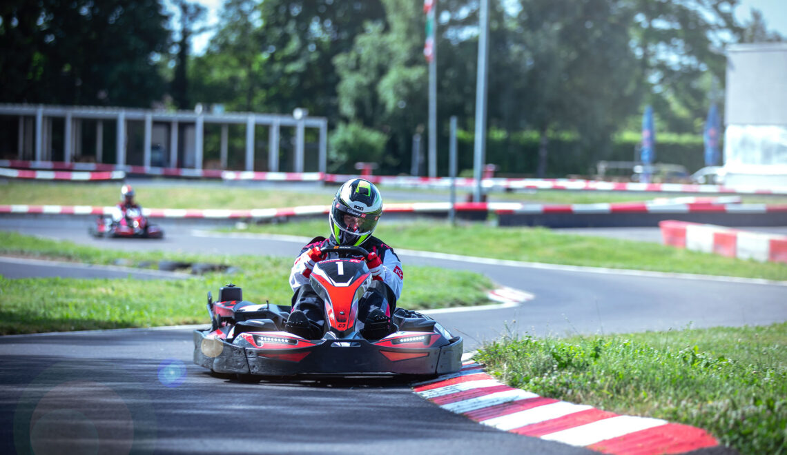 Vue extérieure d'un pilote sur le circuit de karting de Vuiteboeuf