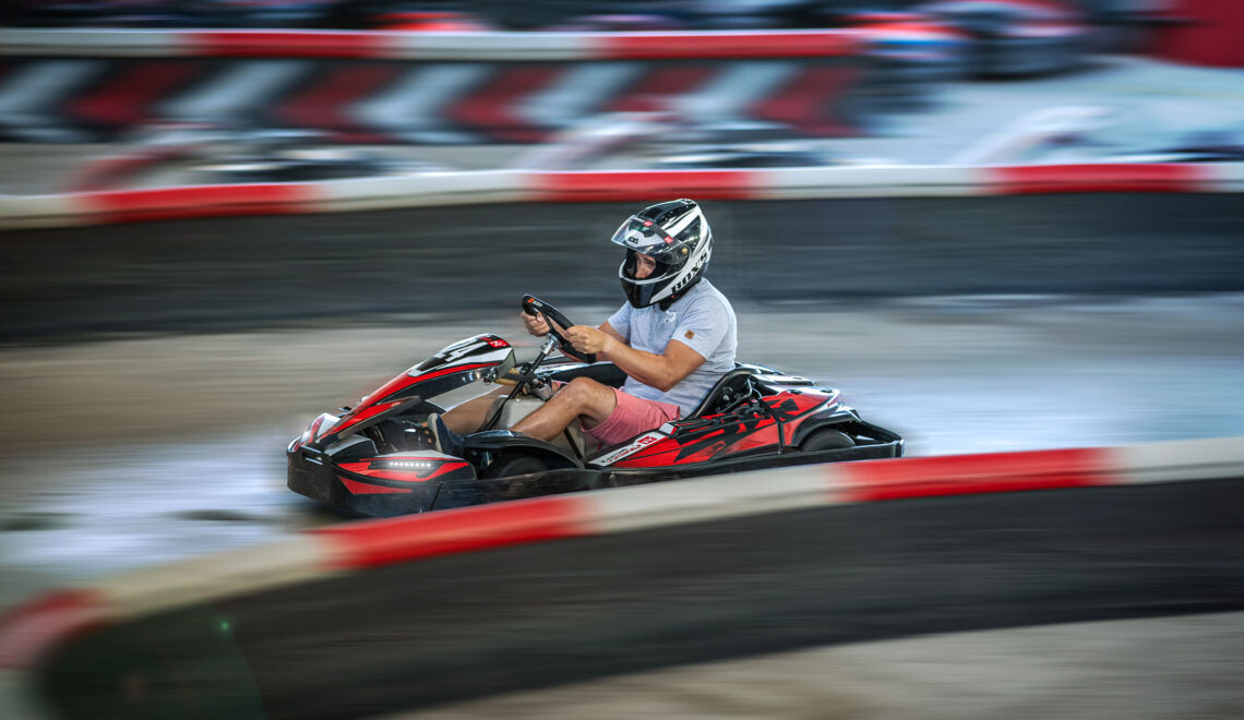 Pilote en action sur le circuit inodore de karting de Vuiteboeuf