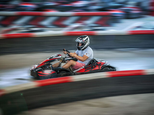 Pilote en action sur le circuit inodore de karting de Vuiteboeuf
