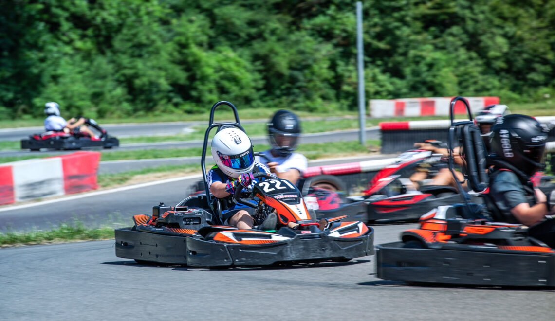 Course Grand prix de karting sur la piste de Vuiteboeuf