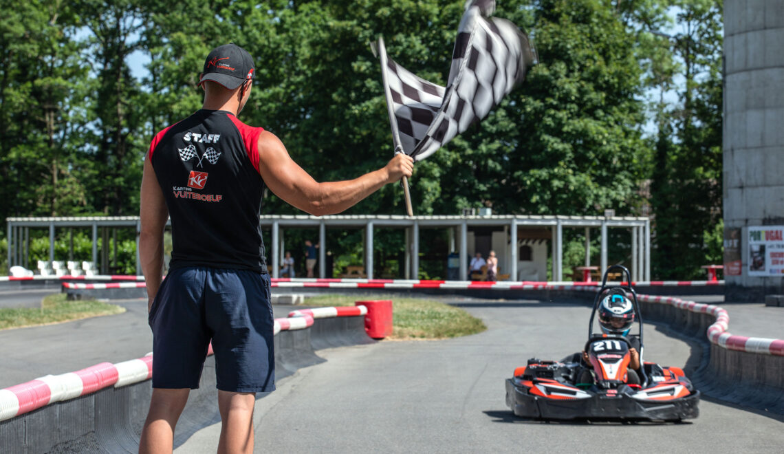 Drapeaux arrivée Grand Prix sur la piste de karting de Vuiteboeuf