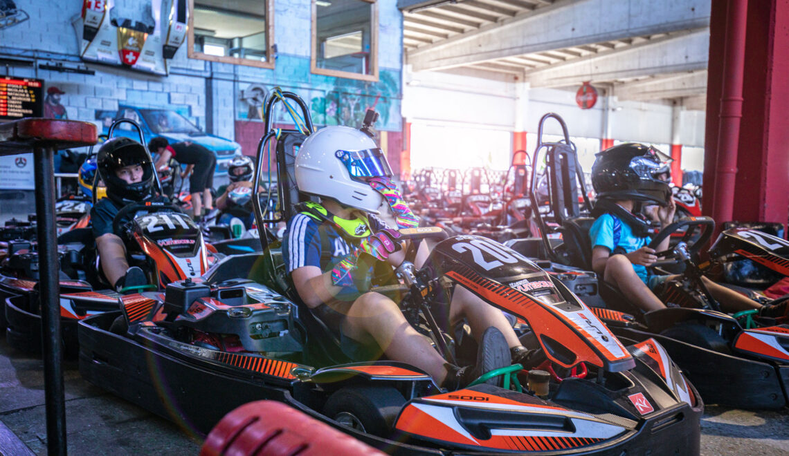 Groupe prêt à partir sur la ligne de départ au Karting de Vuiteboeuf